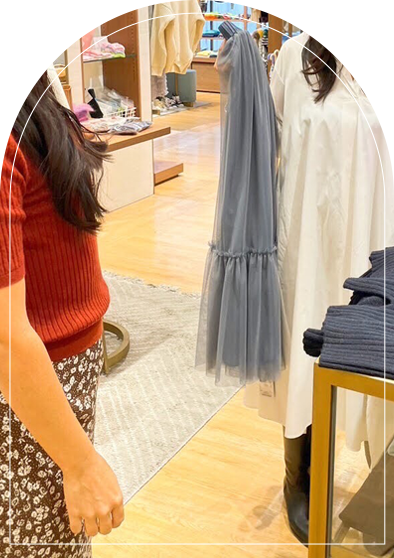 服を選んでいる様子