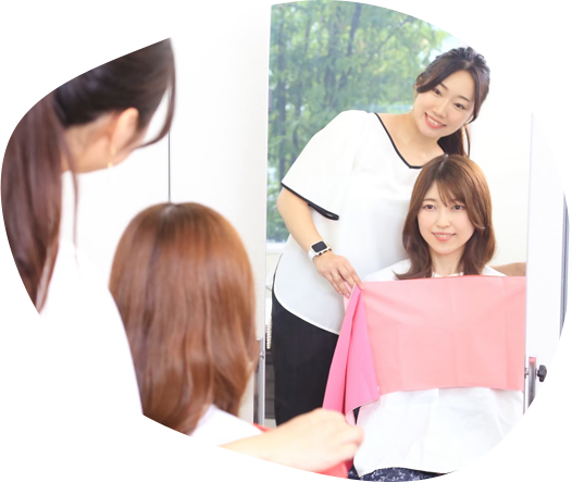 身だしなみを整えている女性